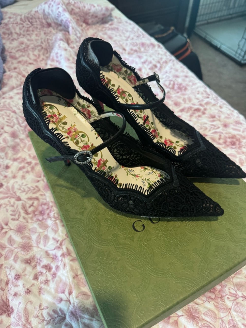 LIKE NEW Gucci Lace Virginia Pumps